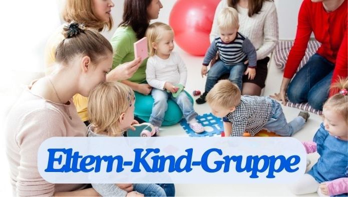 Text "Eltern-Kind-Gruppe" auf Foto von einer Kleinkindgruppe