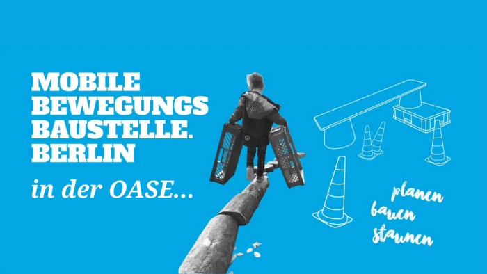 Text "Mobile Bewegungsbaustelle Berlin in der Oase - planen, bauen, staunen" auf blauem Grund mit Baumaterial