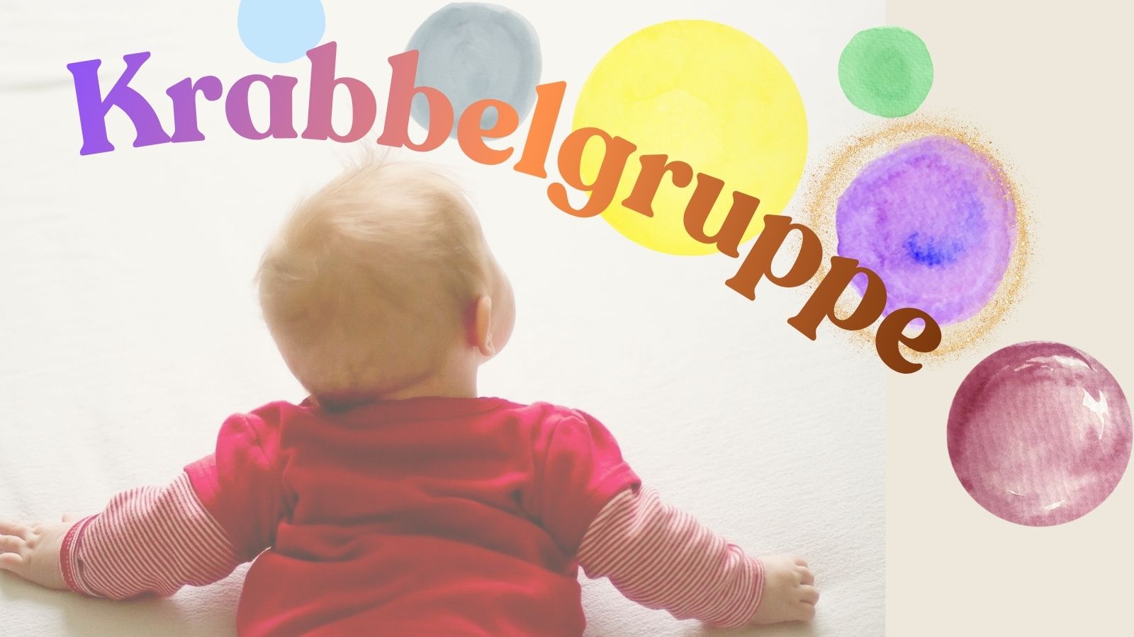Ein Baby liegt auf dem Bauch und schaut an die Wand mit bunten Farbklecksen, darauf Text "Krabbelgruppe"