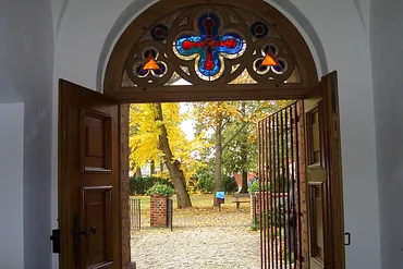 Offene Tür der Dorfkirche Großziethen, Blick nach draußen