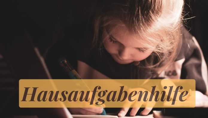 Text "Hausaufgabenhilfe" mit schreibendem Mädchen