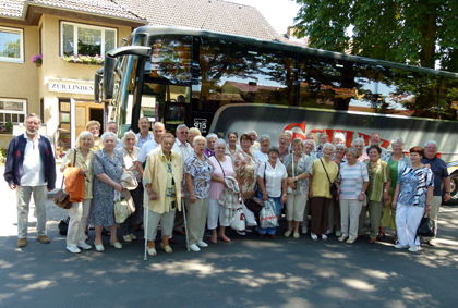 Gruppenfoto Senioren vor einem Reisebus