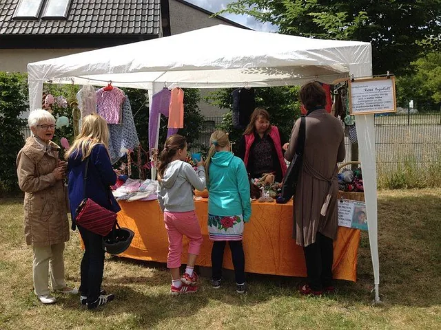 Stand des Handarbeitskreises mit Selbstgemachtem beim Gemeindefest