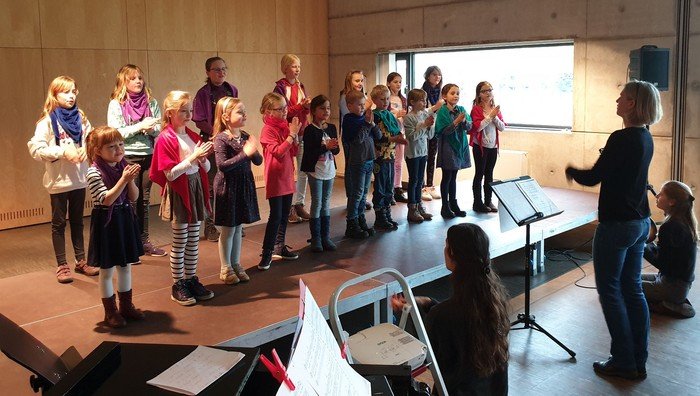 Kinderchor auf der Bühne im Gemeindezentrum Großziethen