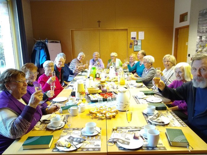 Fröhliche Senioren beim Kaffeetrinken in Großziethen