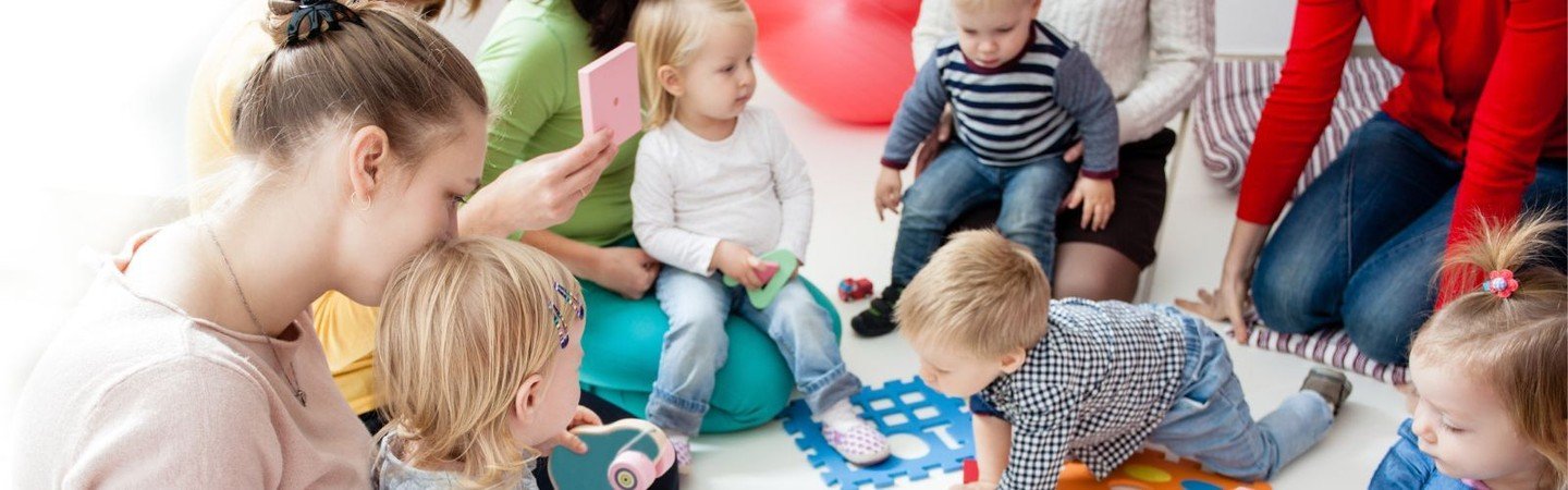 Krabbelgruppe mit Babys und Müttern